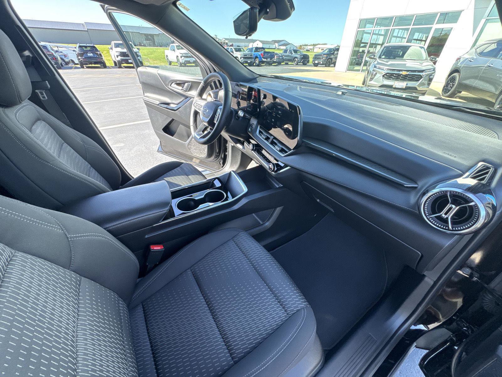 Used 2025 Chevrolet Equinox LT w/ Safety and Technology Package FWD image 16