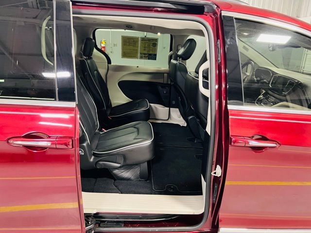 Used 2023 Chrysler Pacifica Limited image 37