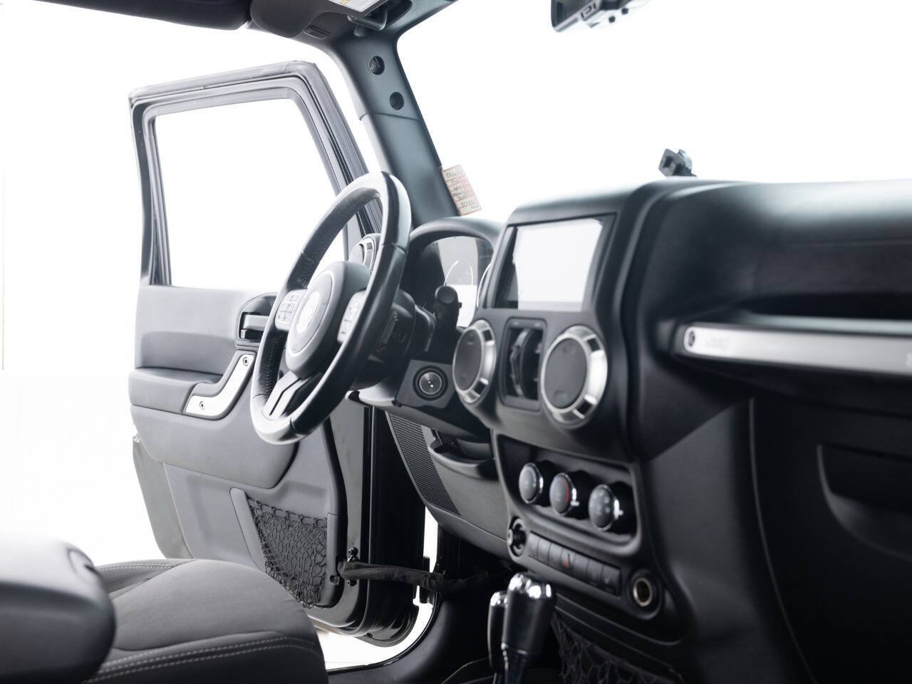 Used 2017 Jeep Wrangler Unlimited Sahara w/ Connectivity Group AWD/4WD image 27