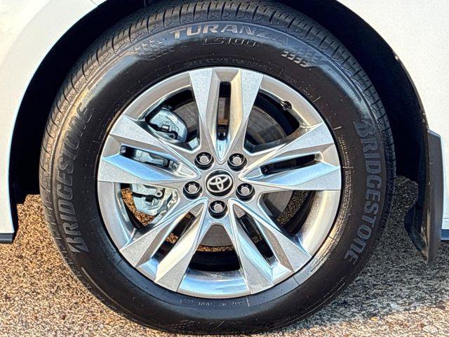 Certified 2026 Toyota Sienna Limited FWD image 32