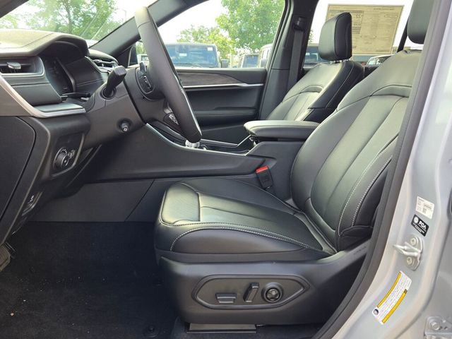 New 2025 Jeep Grand Cherokee Limited w/ Luxury Tech Group II image 24