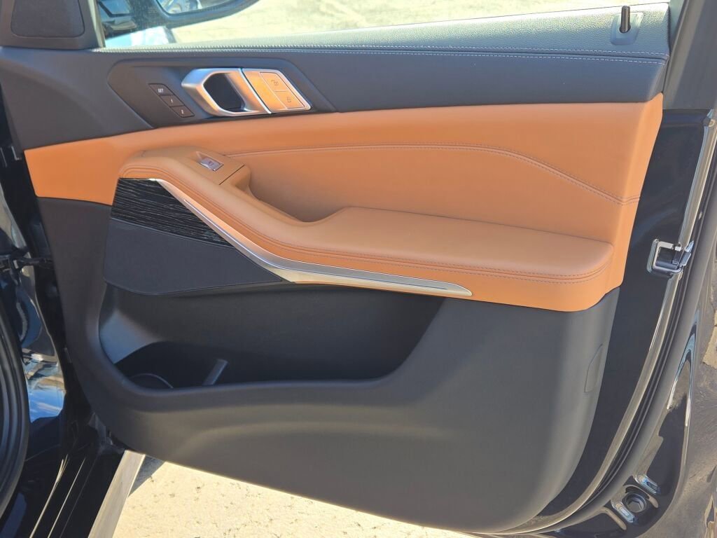 Used 2022 BMW X7 xDrive40i w/ M Sport Package image 15