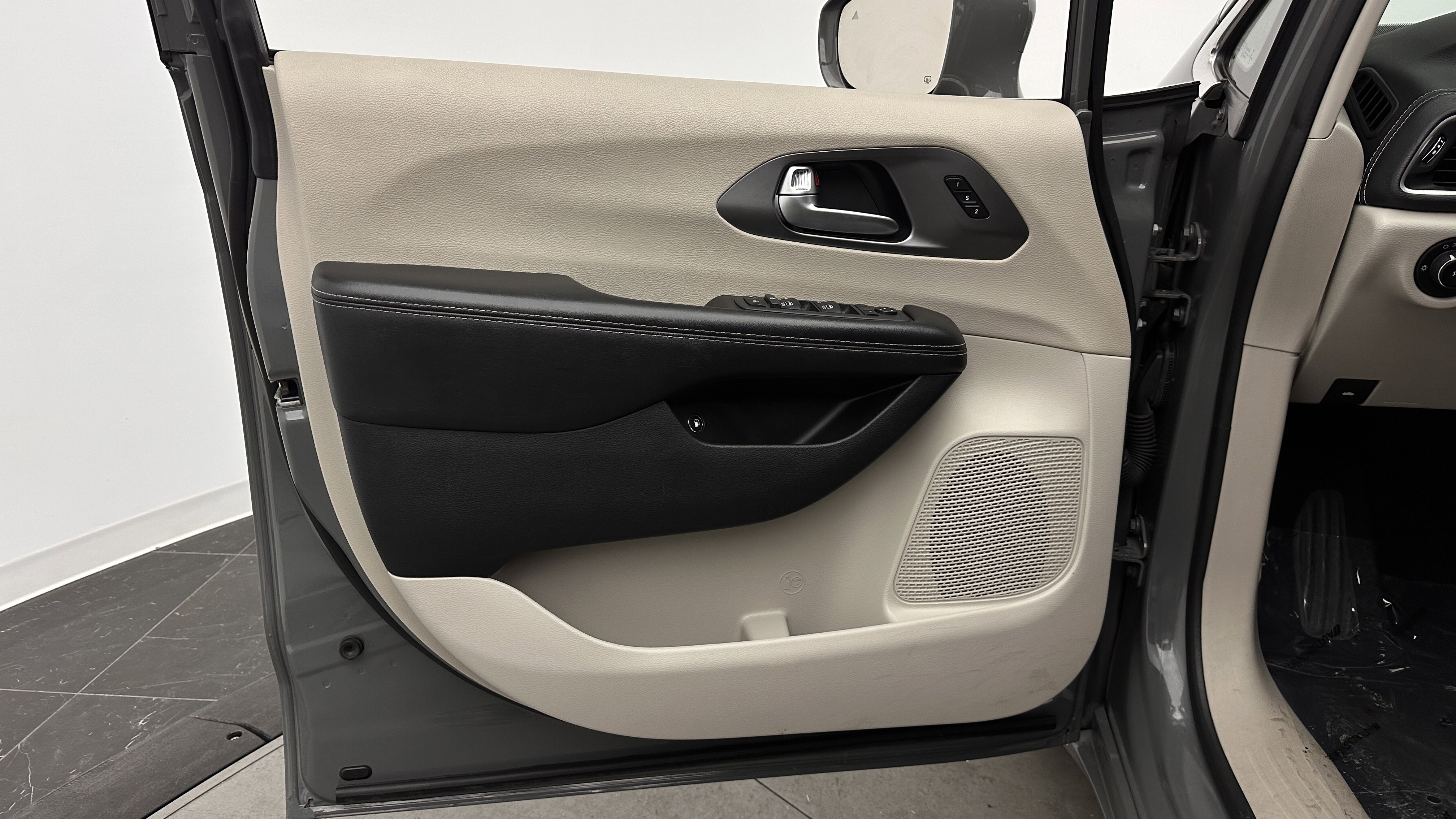 Used 2022 Chrysler Pacifica Touring-L w/ Uconnect Theater Family Group FWD image 10