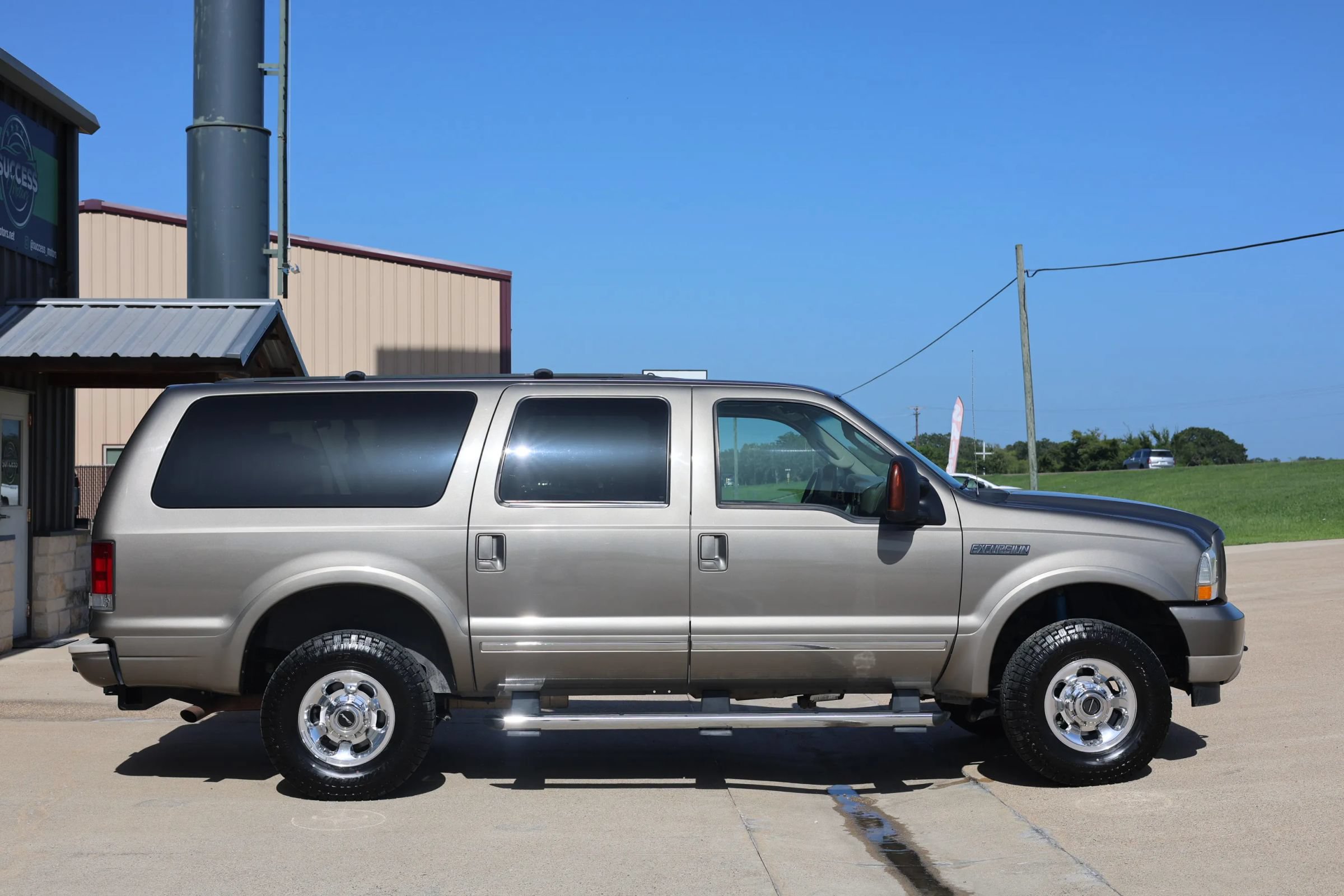 Used 2004 Ford Excursion Limited AWD/4WD image 2