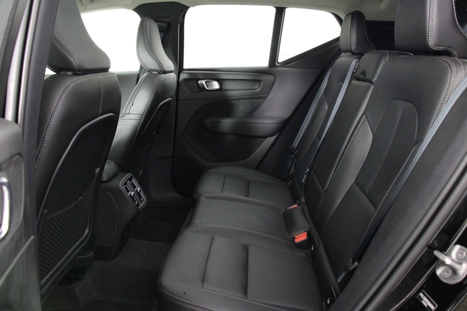 Used 2025 Volvo XC40 B5 Plus image 32