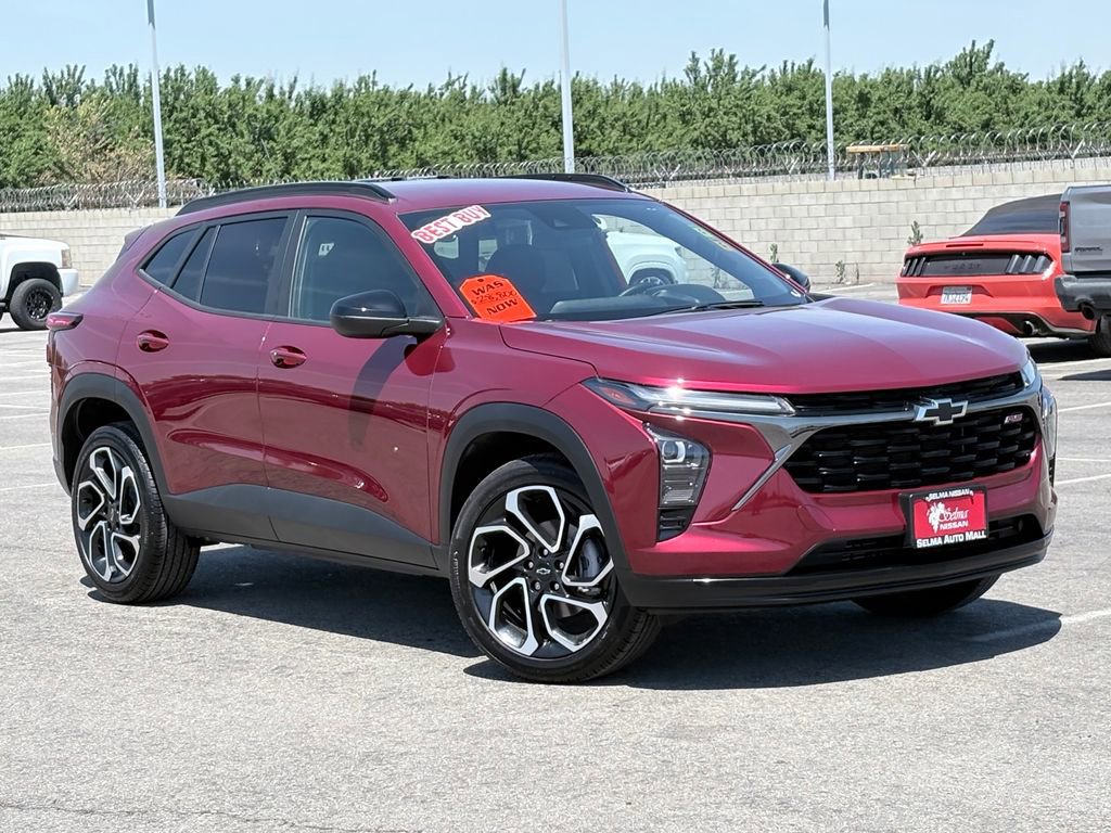 Used 2025 Chevrolet Trax RS FWD image 2