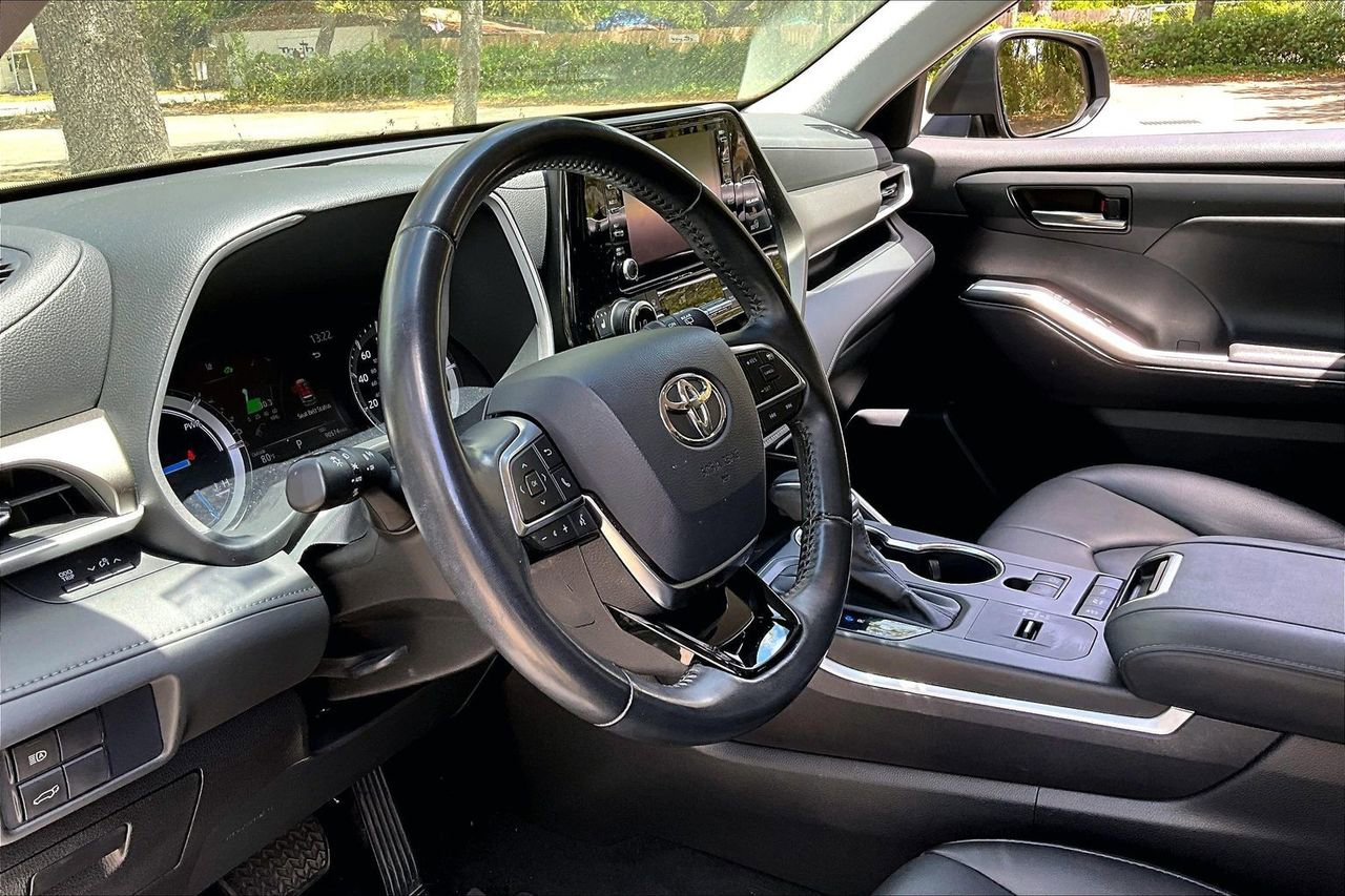 Used 2021 Toyota Highlander XLE AWD/4WD image 14