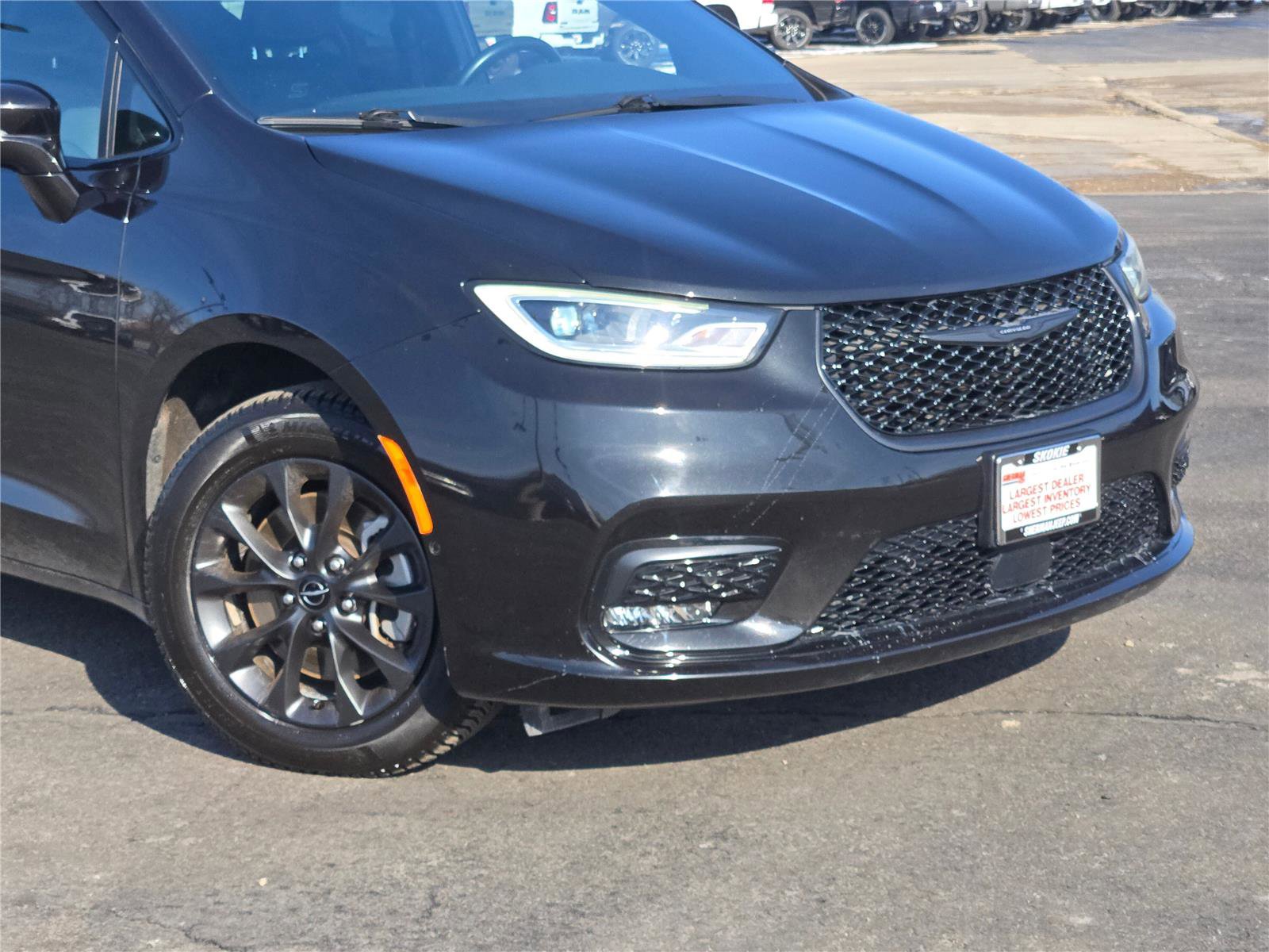 Certified 2021 Chrysler Pacifica Touring-L w/ Uconnect Theater Family Group image 2