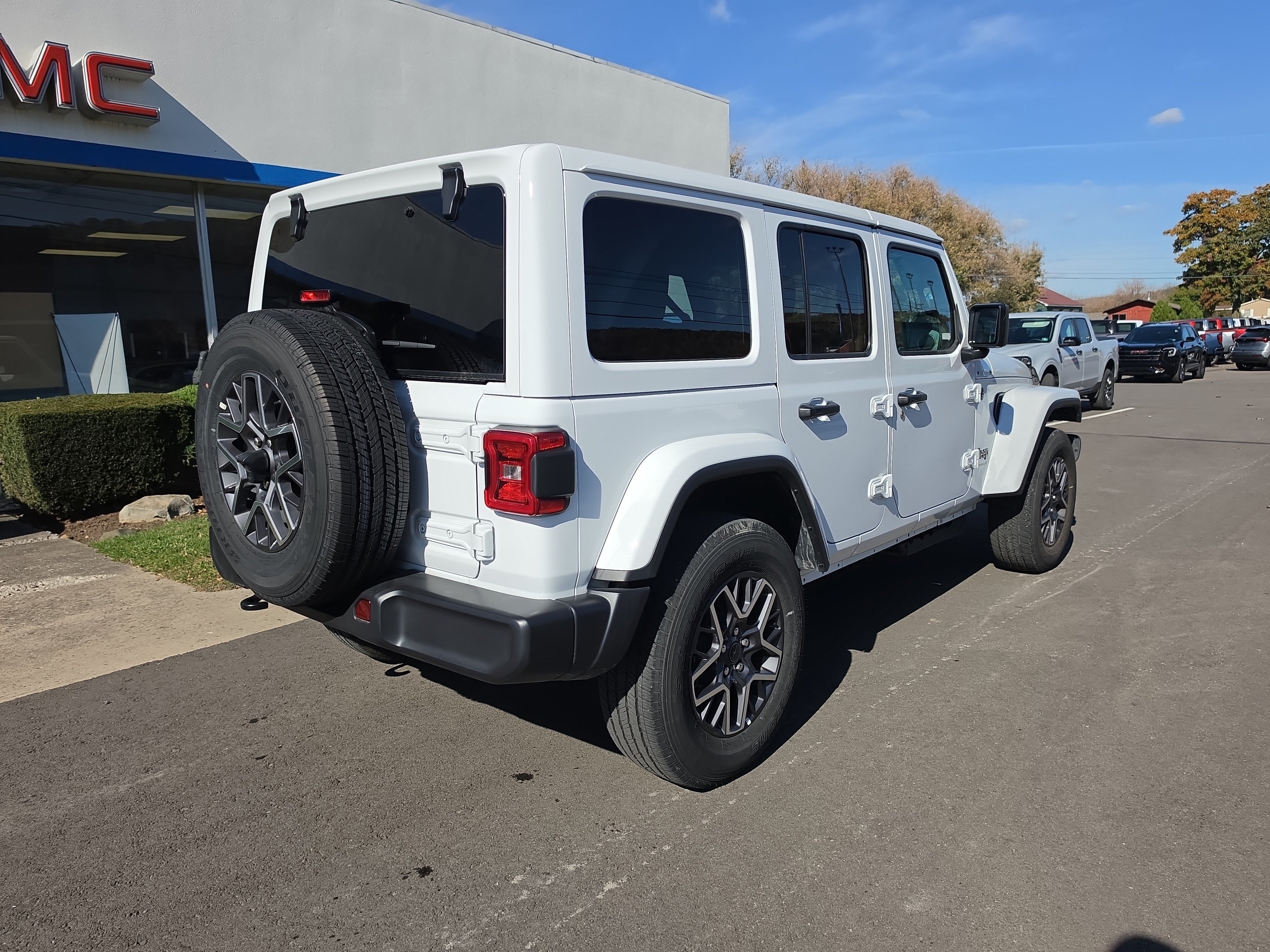 Used 2026 Jeep Wrangler Unlimited Sahara AWD/4WD image 3