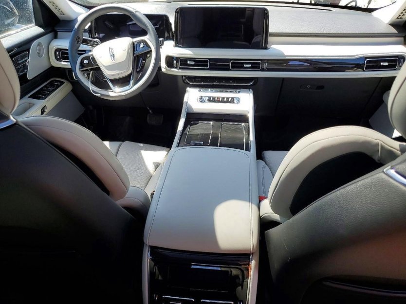 Used 2025 Lincoln Aviator Reserve w/ Equipment Group 201A image 7