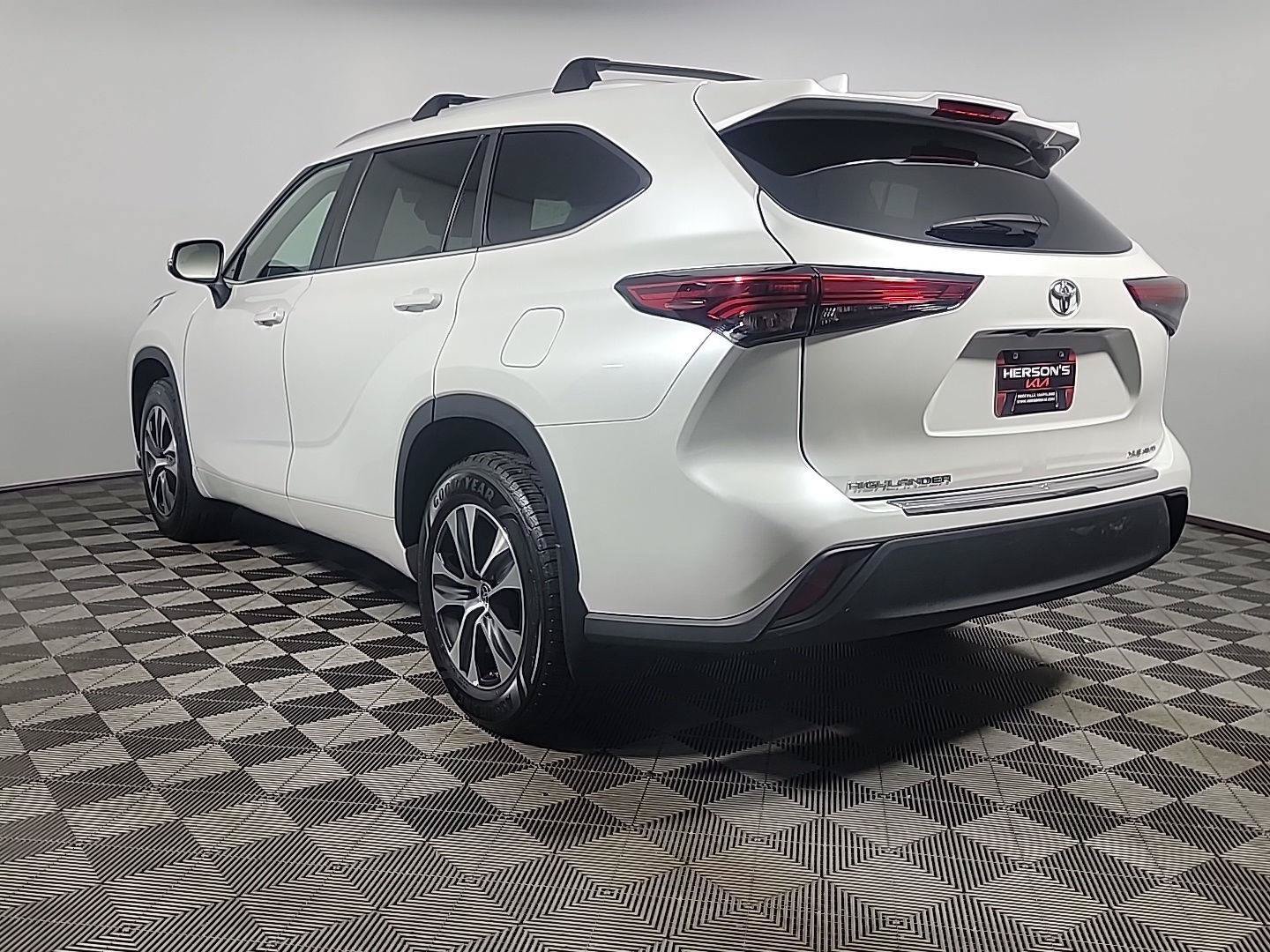 Used 2023 Toyota Highlander XLE AWD/4WD image 10