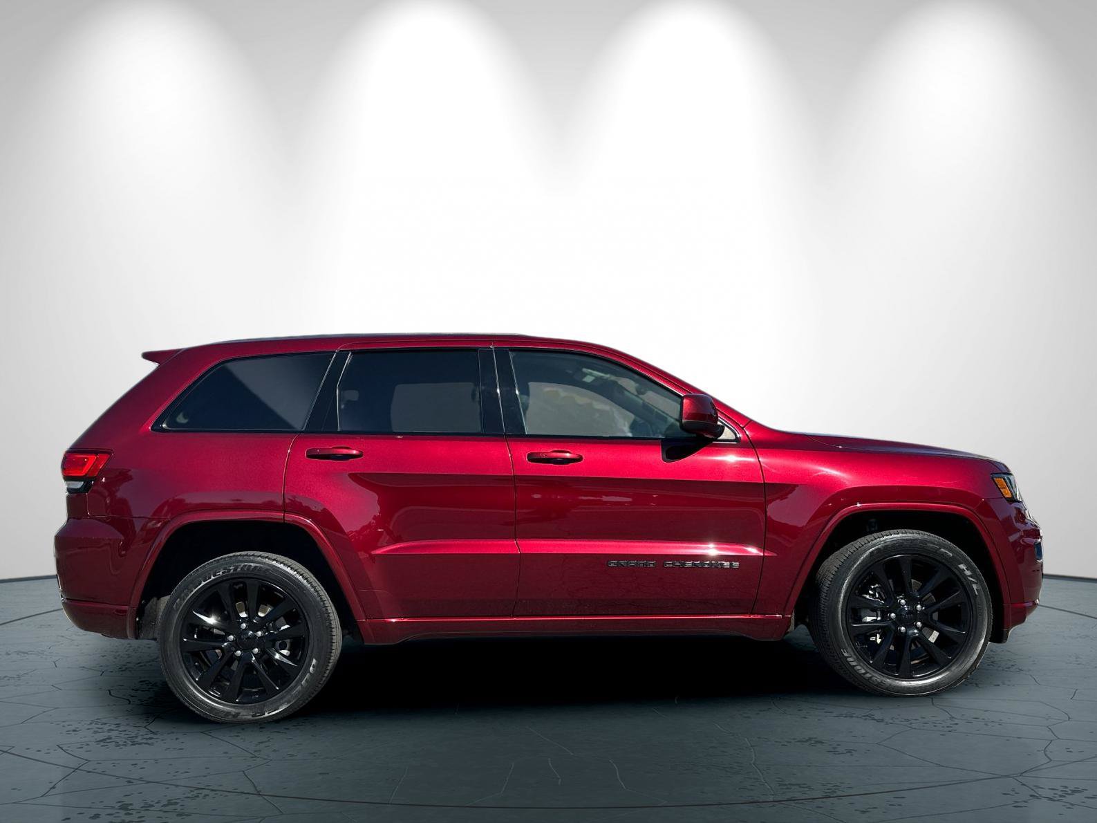 Used 2019 Jeep Grand Cherokee Altitude AWD/4WD image 3