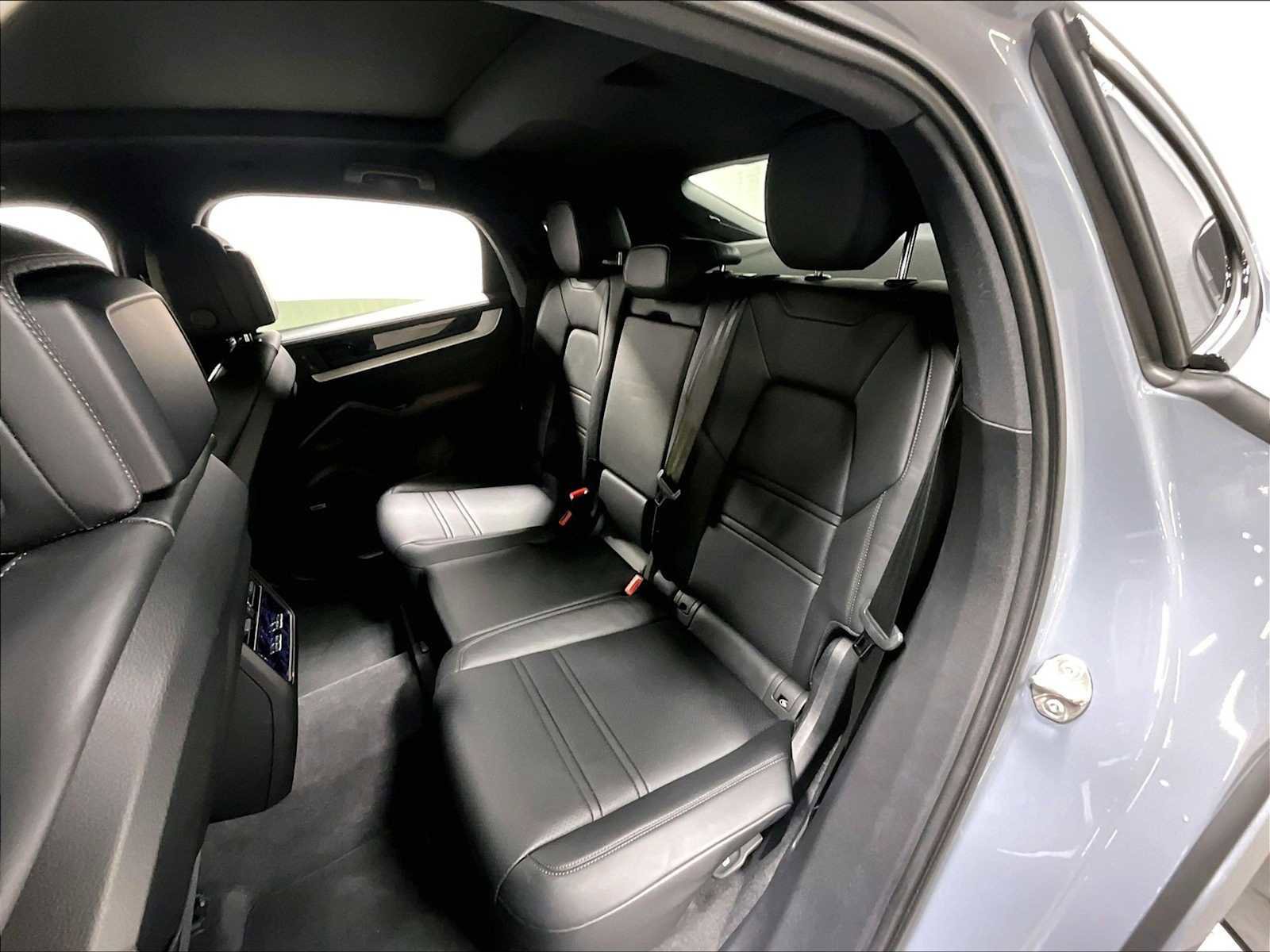Used 2025 Porsche Cayenne Coupe image 31