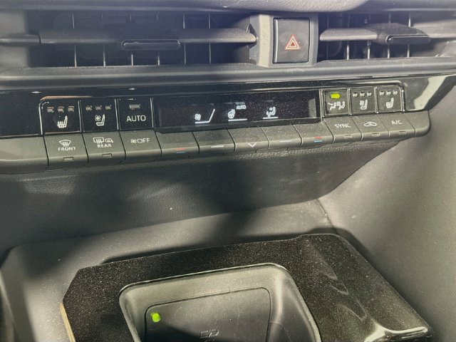 Certified 2025 Toyota Crown Signia AWD/4WD image 17