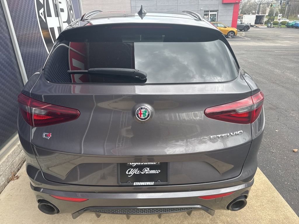 Used 2022 Alfa Romeo Stelvio Veloce image 11