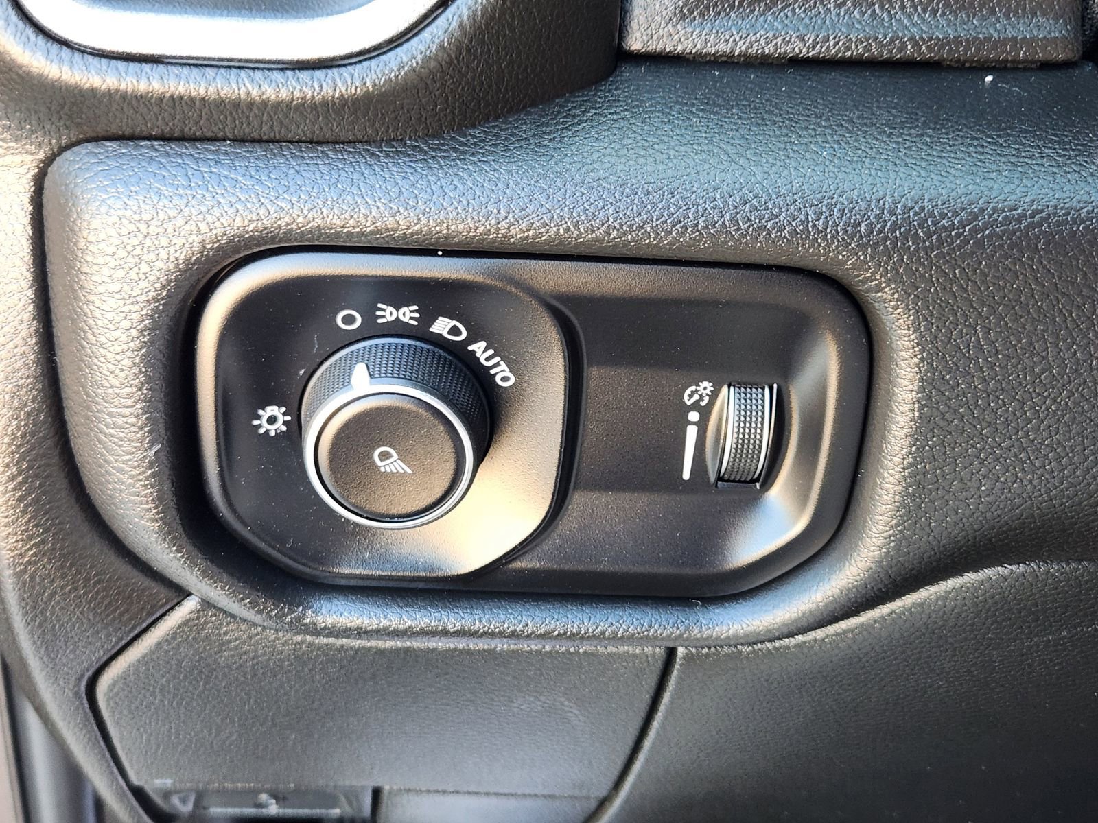 Used 2024 RAM 2500 Tradesman w/ Chrome Appearance Group image 24