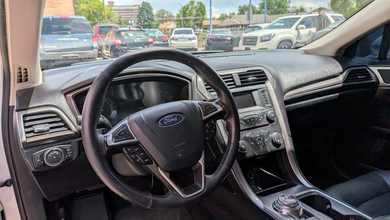 Used 2017 Ford Fusion SE FWD image 11