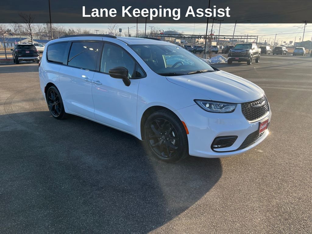 Used 2025 Chrysler Pacifica Limited image 9