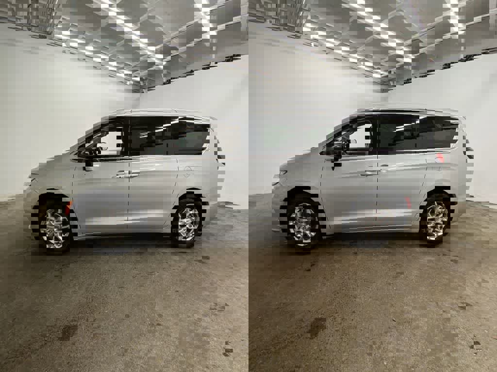 Used 2024 Chrysler Pacifica Touring-L image 3