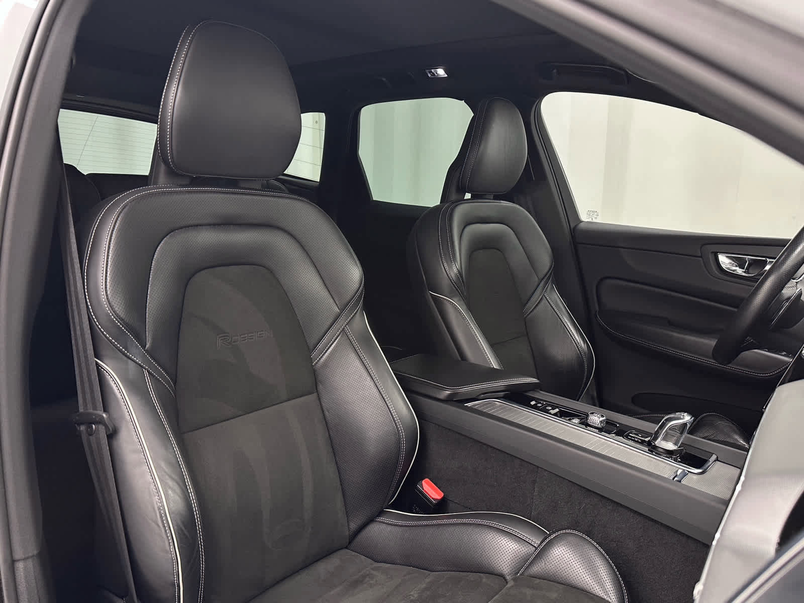 Used 2018 Volvo XC60 T8 R-Design w/ Convenience Package image 19