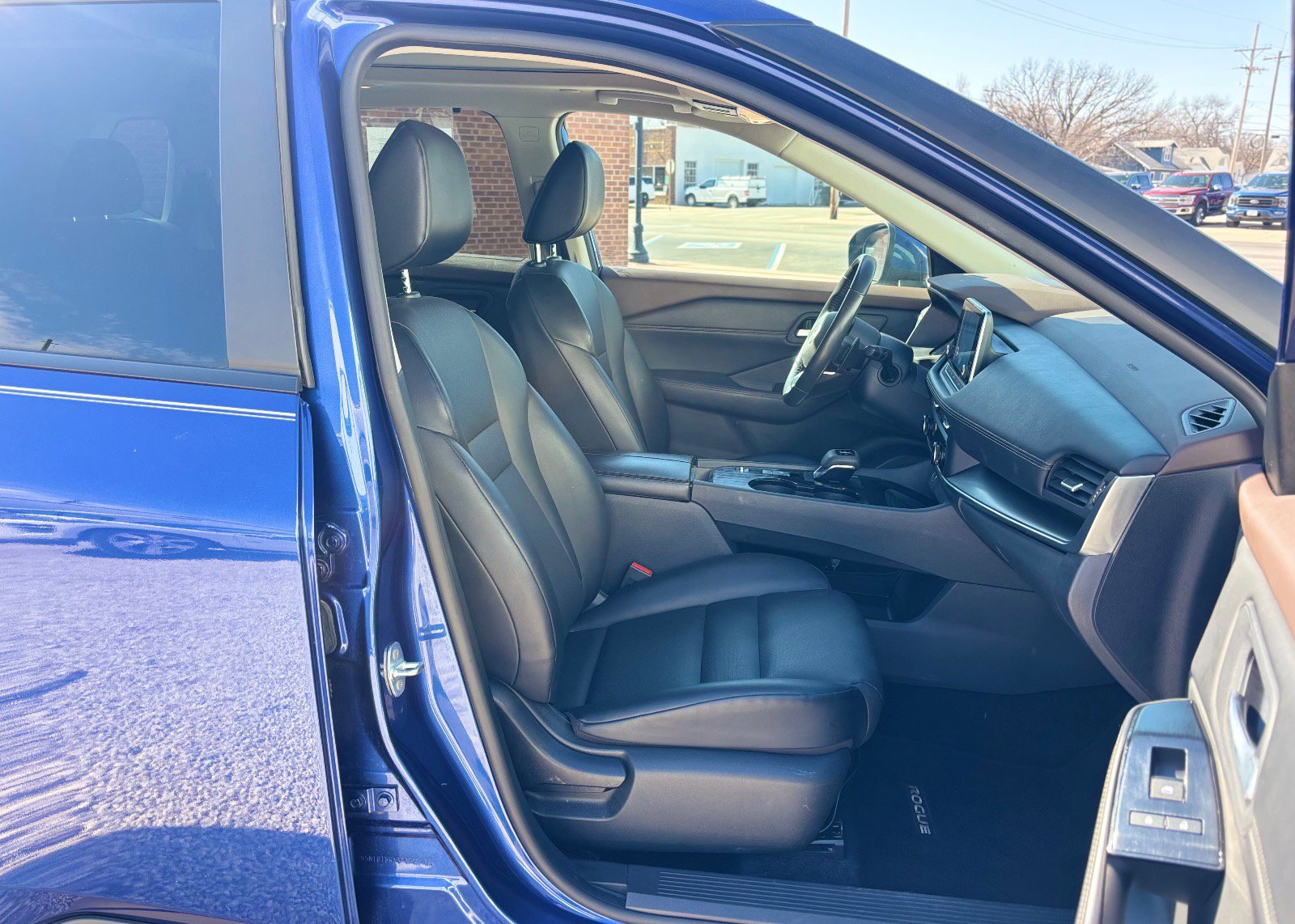 Used 2023 Nissan Rogue SV w/ SV Premium B Package image 26