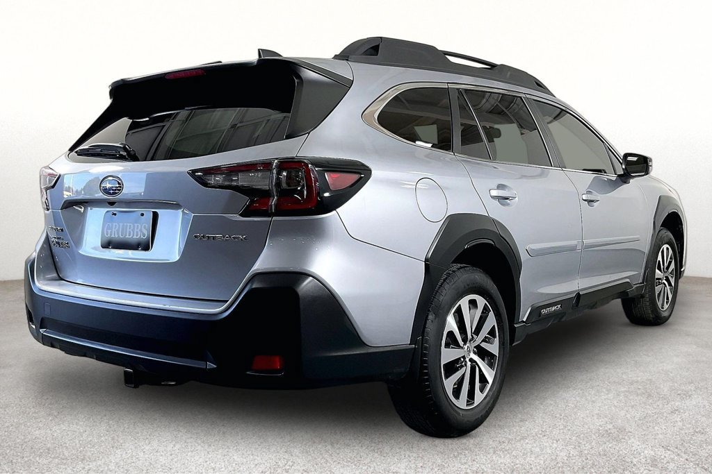 Used 2025 Subaru Outback Premium AWD/4WD image 2