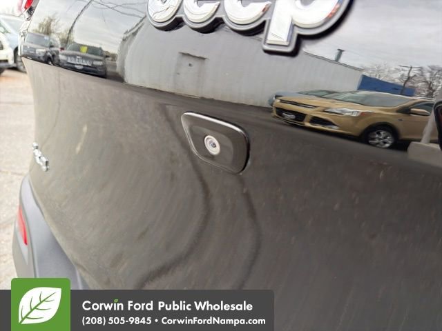 Used 2018 Jeep Cherokee Latitude Plus w/ Comfort/Convenience Group image 11