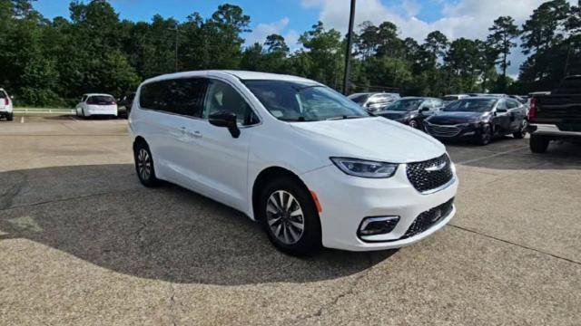 Used 2024 Chrysler Pacifica Limited FWD image 1