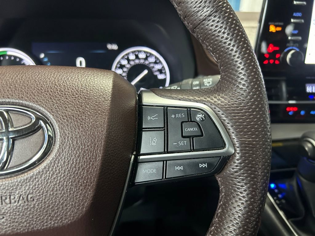 Used 2022 Toyota Sienna Platinum image 18