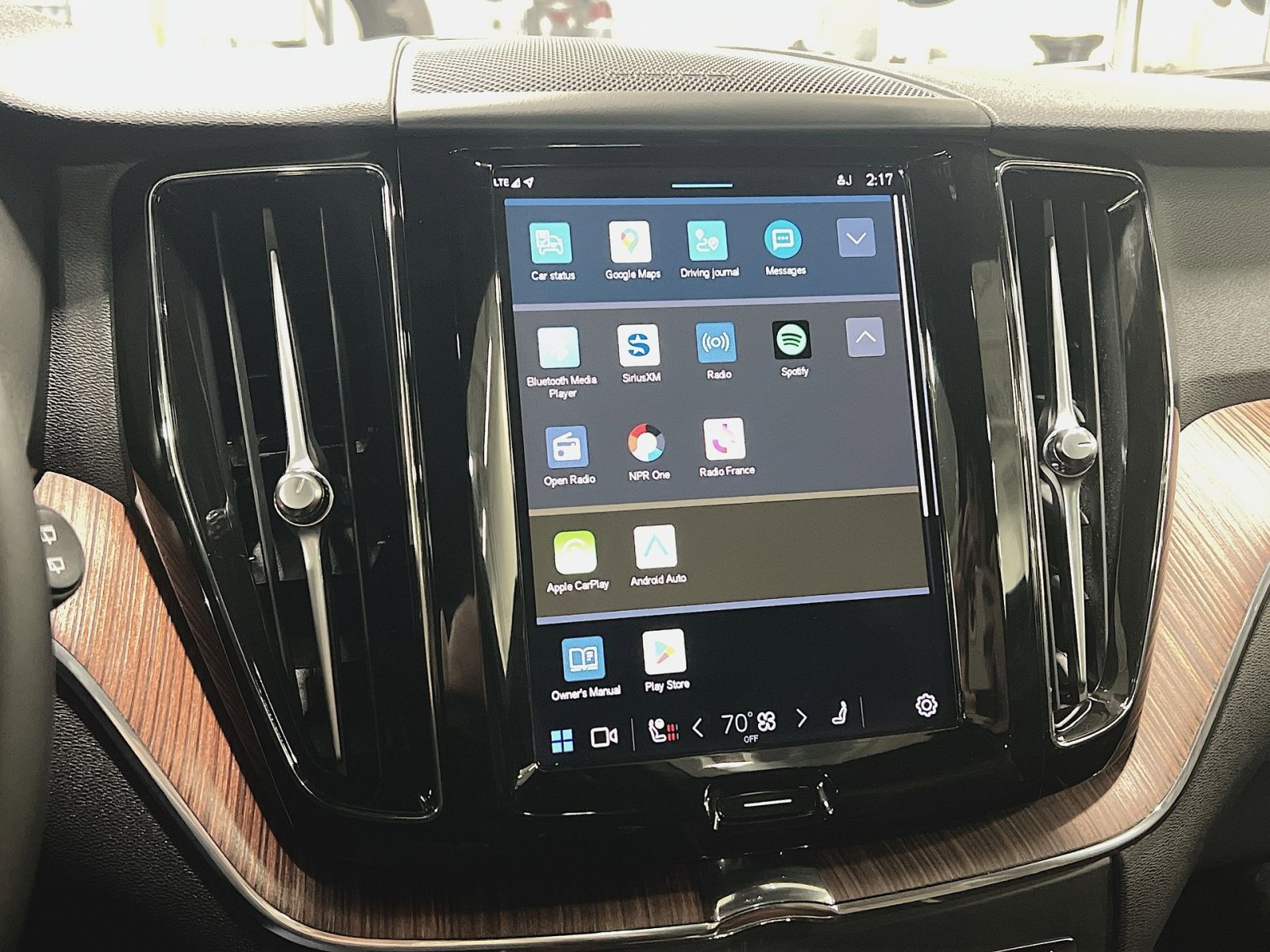 Certified 2023 Volvo XC60 B5 Plus w/ Climate Package image 18