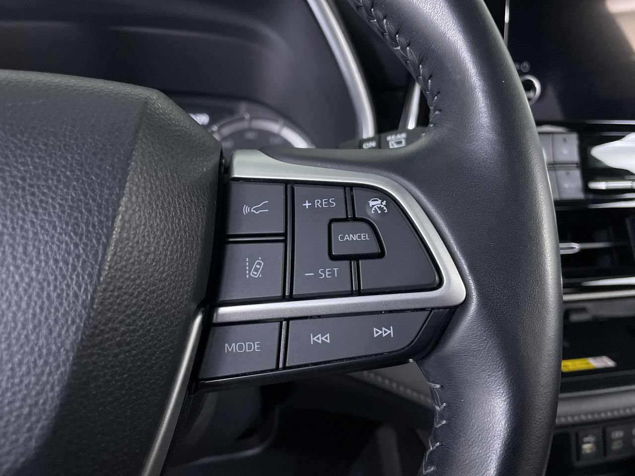 Used 2023 Toyota Highlander XLE AWD/4WD image 28