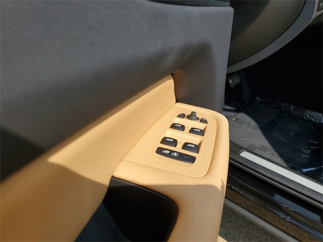 Used 2025 Volvo XC60 B5 Ultra w/ Protection Package Premier image 24