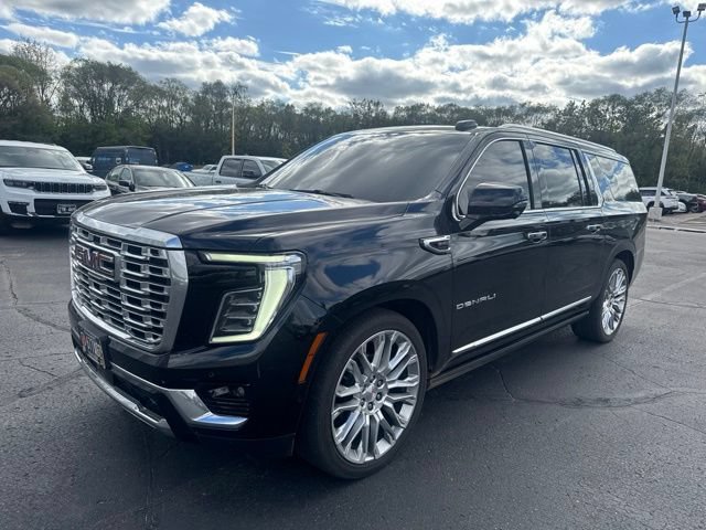 Used 2025 GMC Yukon XL Denali w/ Denali Reserve Package AWD/4WD image 3