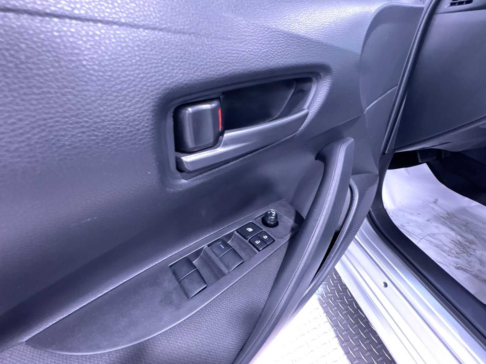 Used 2025 Toyota Corolla LE FWD image 12