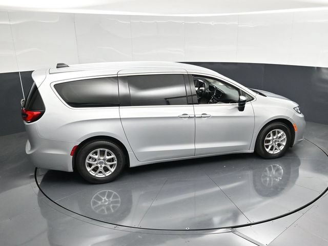 Certified 2024 Chrysler Pacifica Touring-L FWD image 47