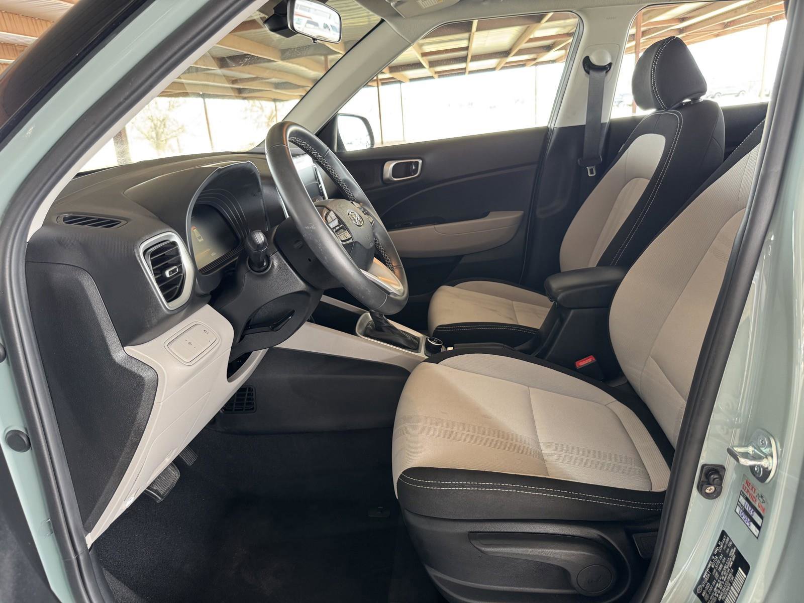 Used 2025 Hyundai Venue SEL image 24