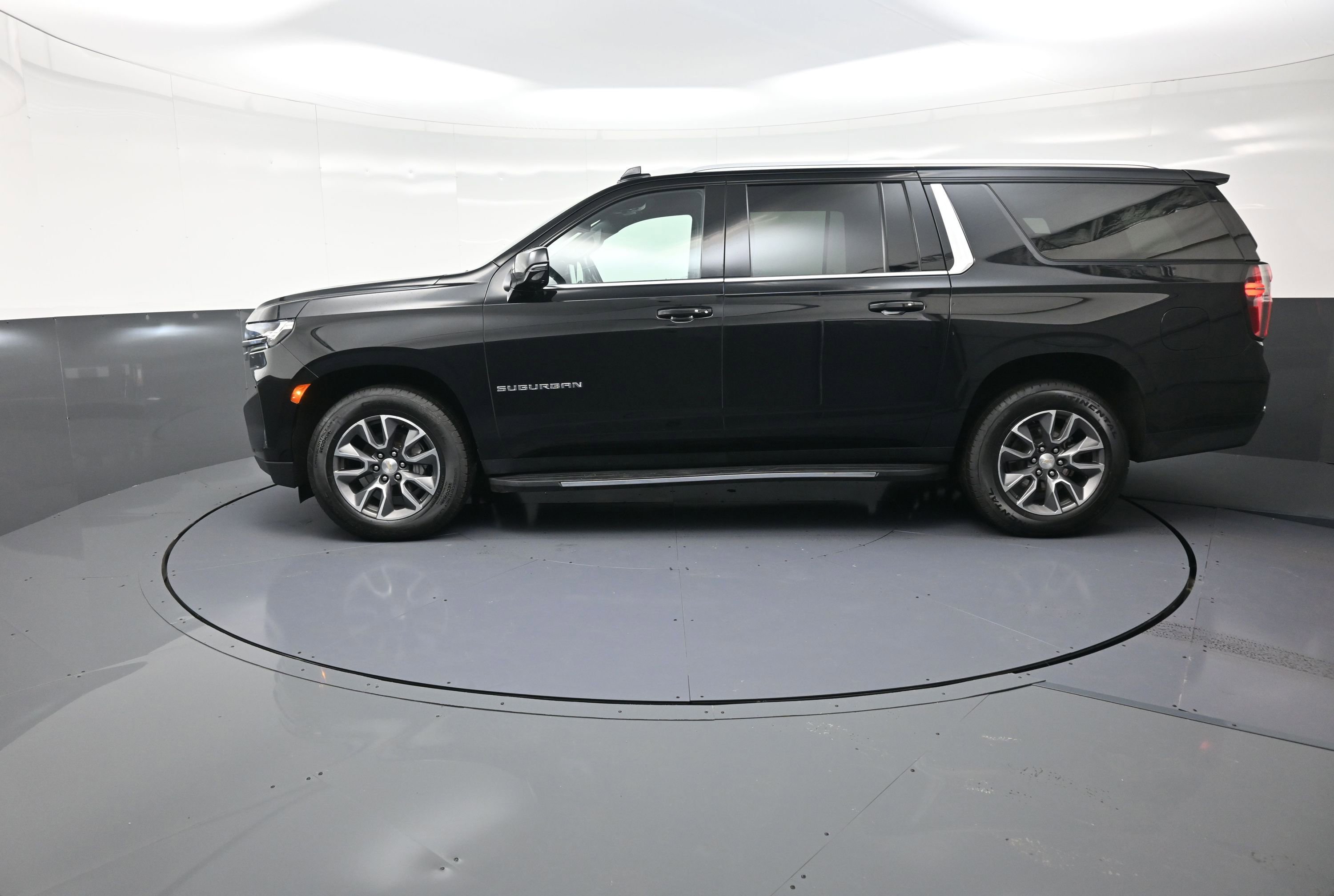 Used 2021 Chevrolet Suburban LT w/ LT Signature Package image 6