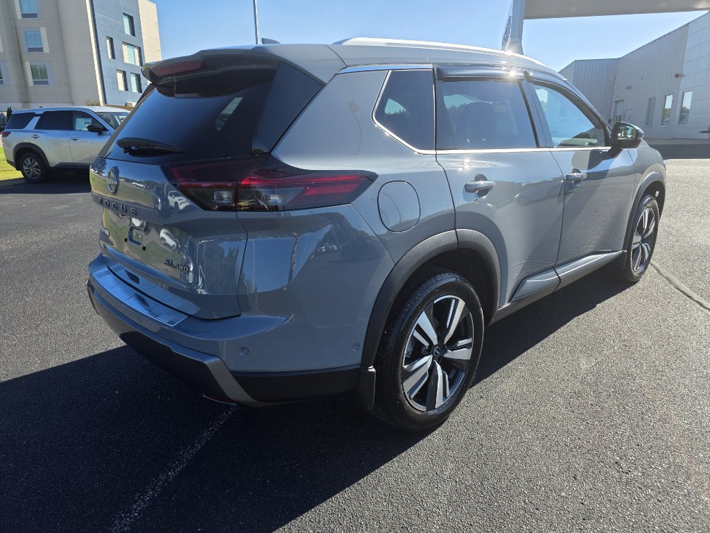 Used 2025 Nissan Rogue SL image 3