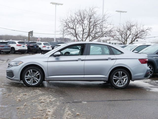 Certified 2024 Volkswagen Jetta SE image 4