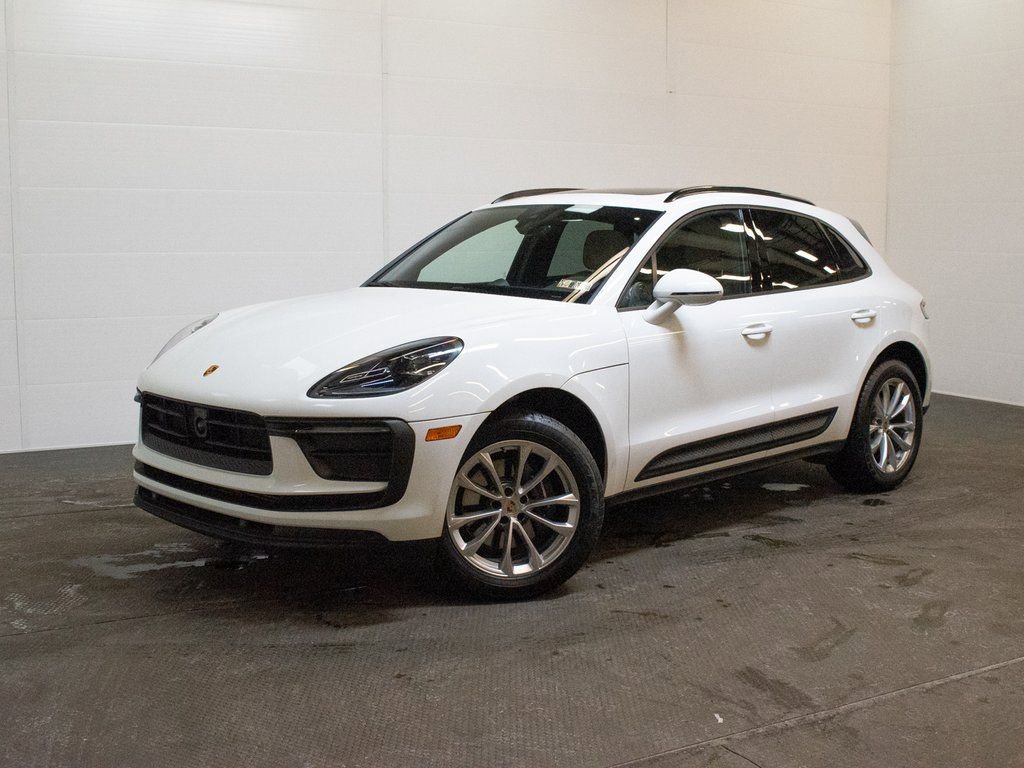 Certified 2025 Porsche Macan image 1