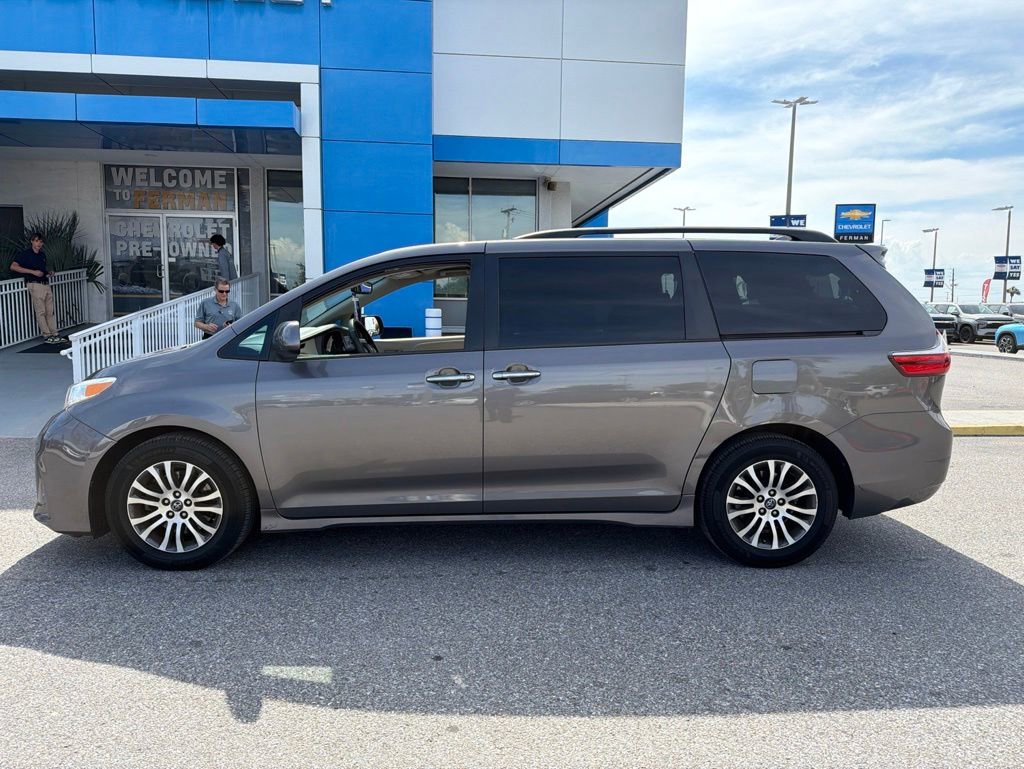 Used 2018 Toyota Sienna XLE w/ XLE Navigation Package FWD image 2