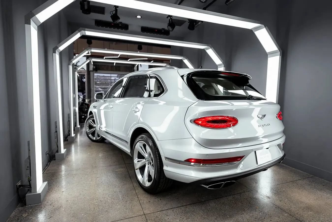 Used 2023 Bentley Bentayga AWD/4WD image 9