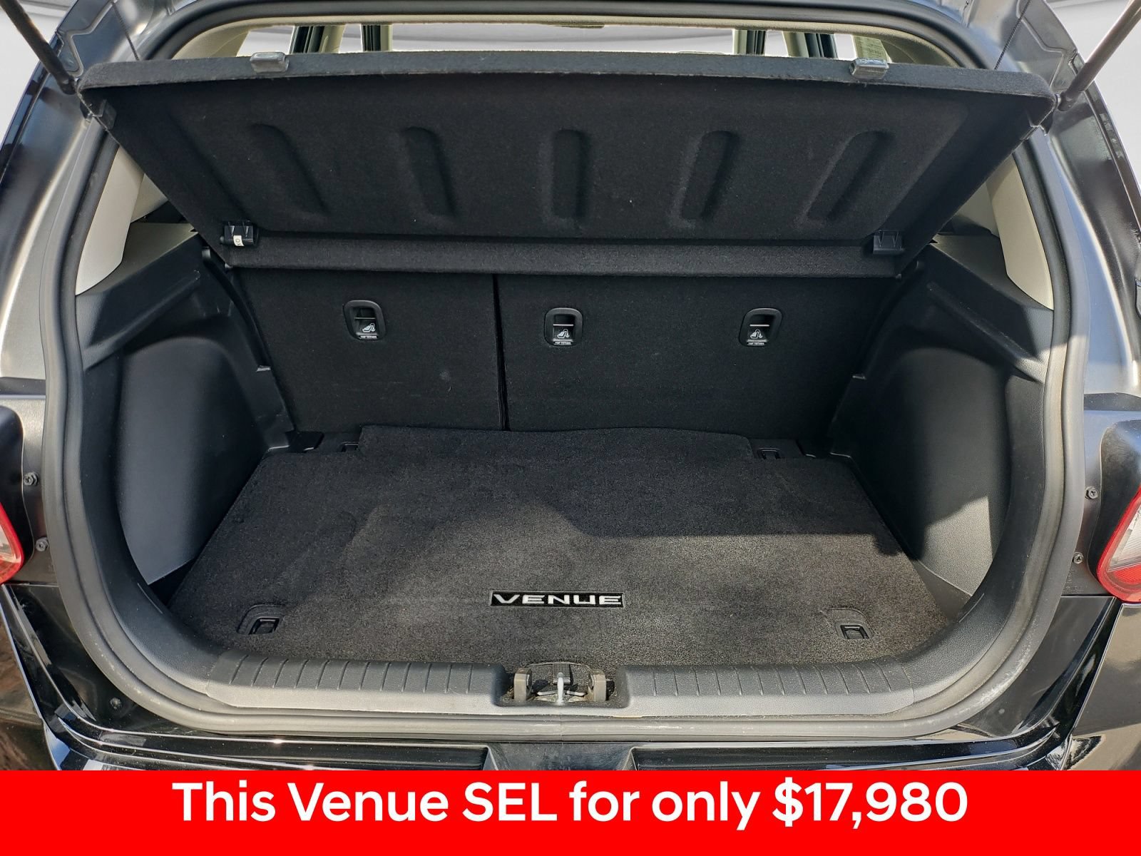 Used 2022 Hyundai Venue SEL FWD image 19
