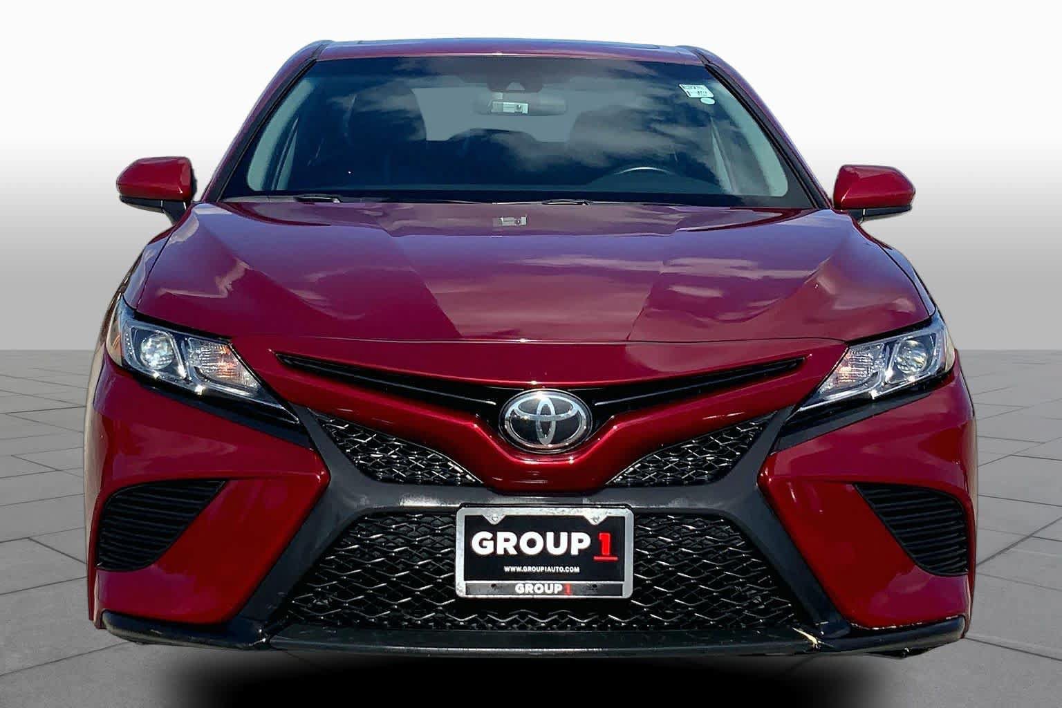 Used 2018 Toyota Camry SE w/ Moonroof Package FWD image 4
