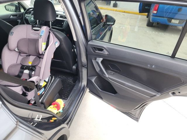 Used 2020 Volkswagen Tiguan SE w/ Panoramic Sunroof Package image 17