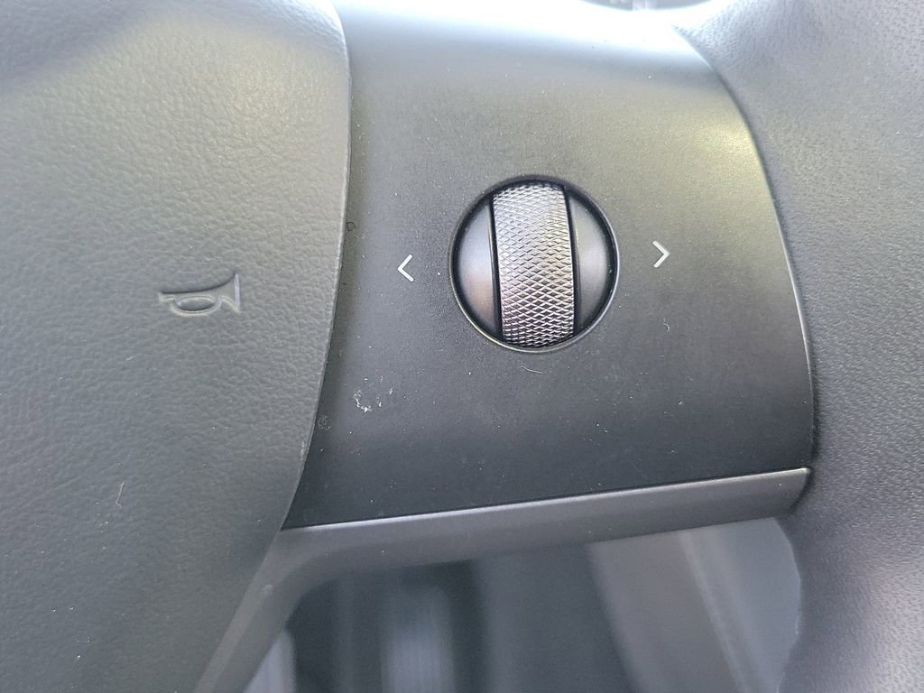 Used 2022 Tesla Model Y Long Range image 23