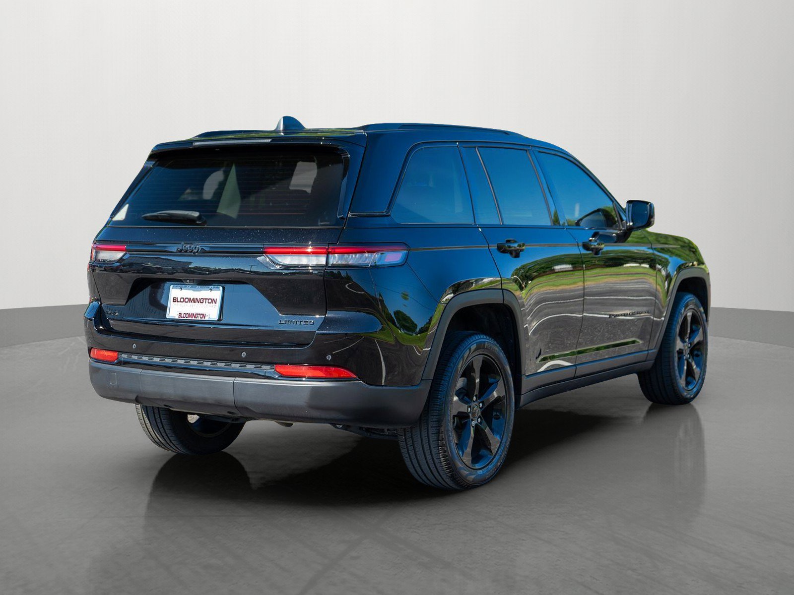 Used 2023 Jeep Grand Cherokee Limited w/ Black Appearance Package AWD/4WD image 7