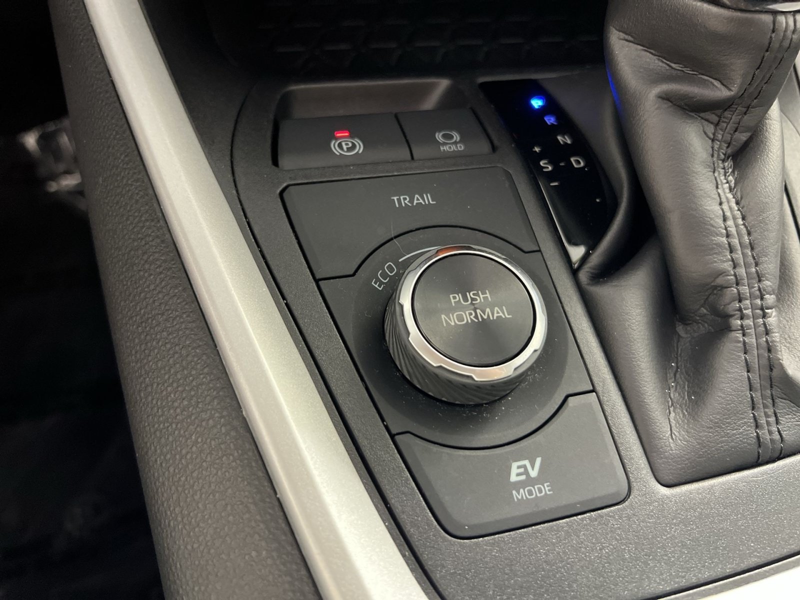 Used 2025 Toyota RAV4 XLE AWD/4WD image 33