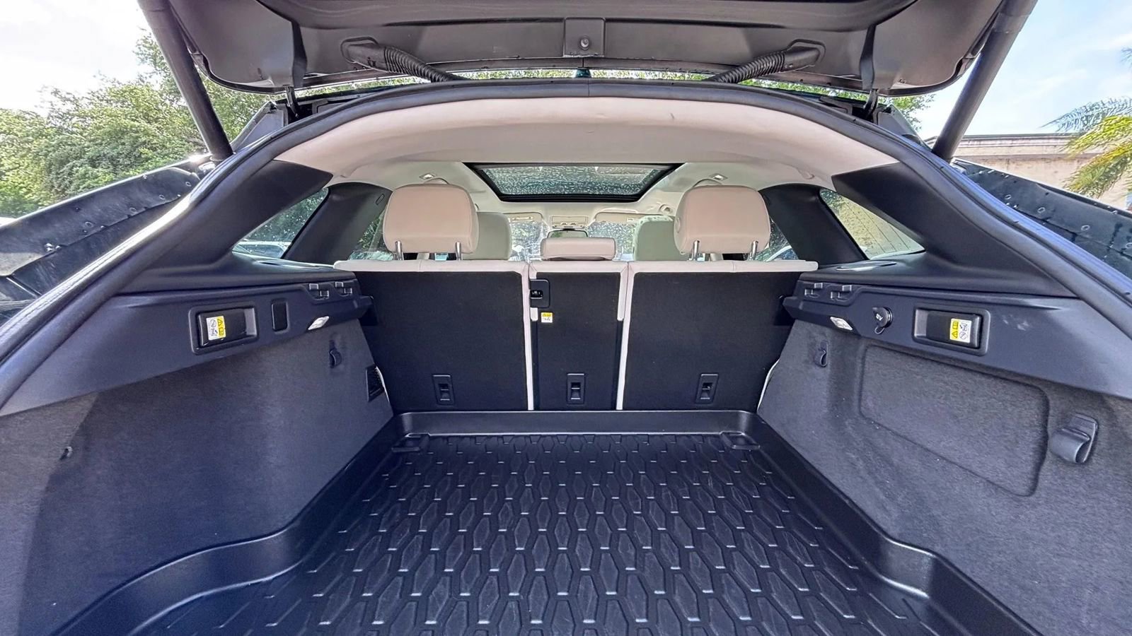 Used 2017 Jaguar F-PACE Prestige image 19