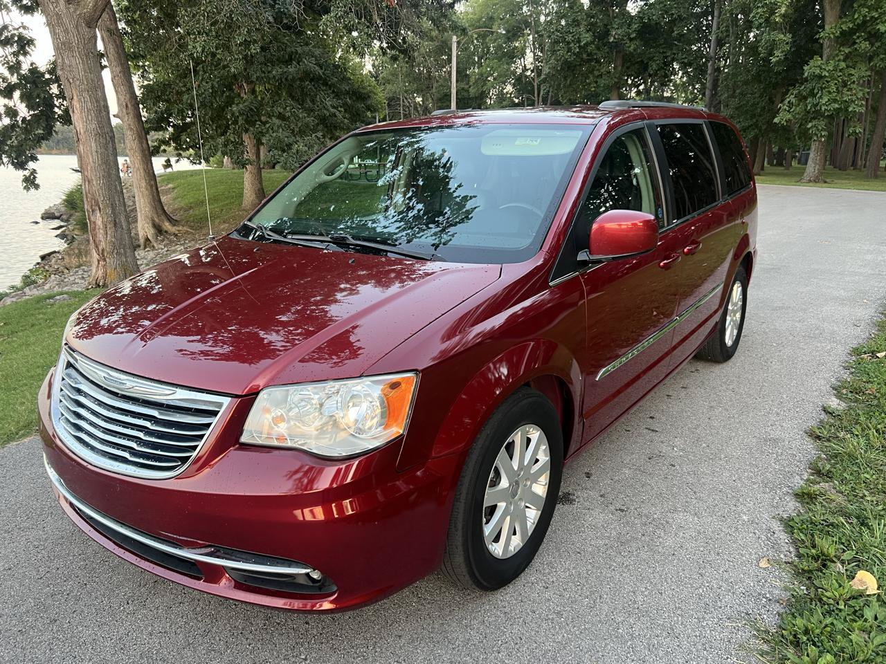Used 2013 Chrysler Town & Country Touring FWD image 5